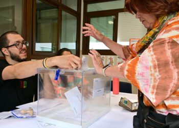 Votando en Cádiz a primera hora / FOTO: Eulogio García