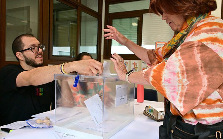 Votando en Cádiz a primera hora / FOTO: Eulogio García
