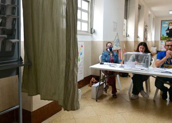 Esperando a los votantes en un colegio de la capital / FOTO: Eulogio García