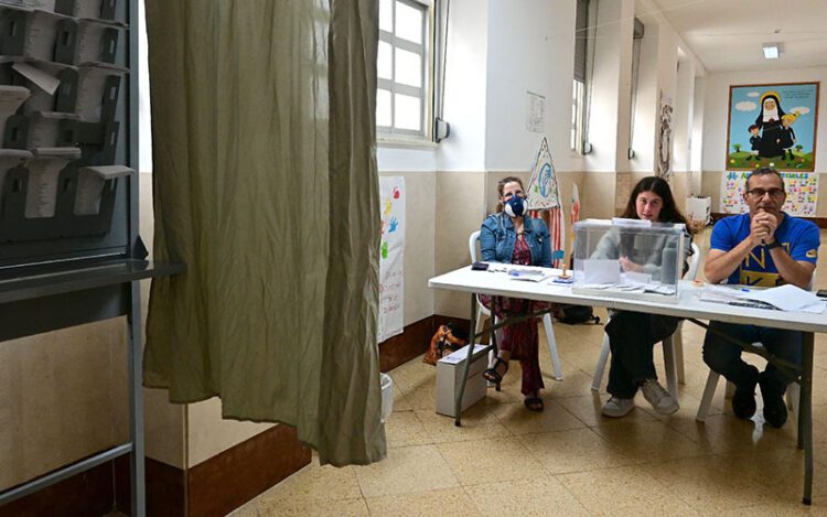 Esperando a los votantes en un colegio de la capital / FOTO: Eulogio García