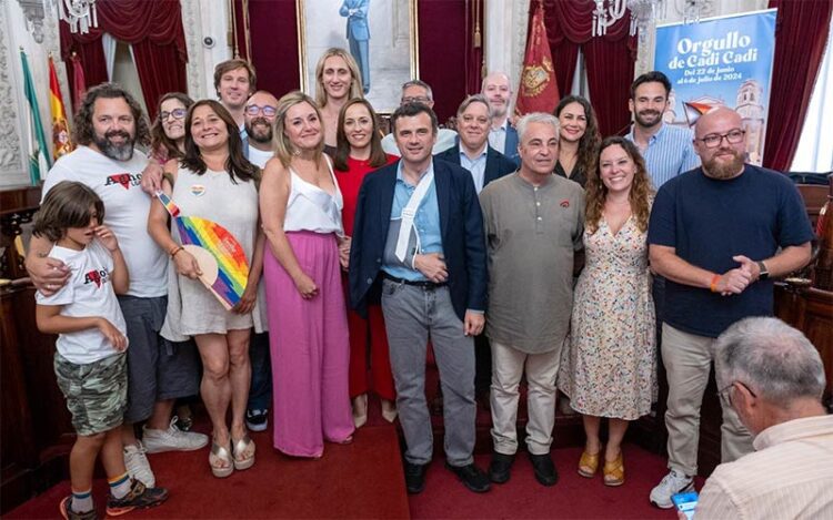 Foto de familia con los homenajeados / FOTO: Ayto.