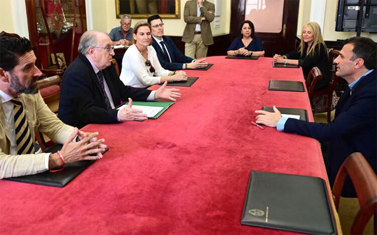 El alcalde escucha al que fuera su compañero en pasados gobiernos de Teófila / FOTO: Ayto.