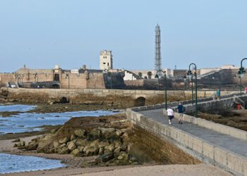 Paseando hasta la puerta del castillo, cerrado desde hace años / FOTO: Eulogio García