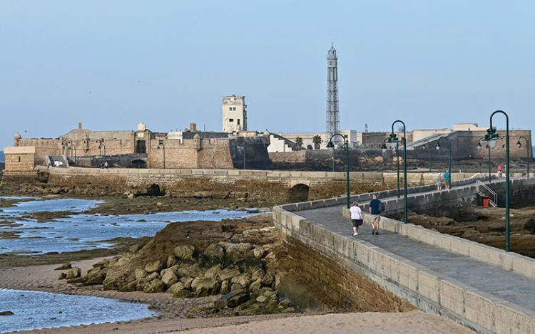 Paseando hasta la puerta del castillo, cerrado desde hace años / FOTO: Eulogio García