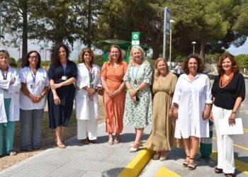 Políticos y profesionales médicos posando en la nueva parada / FOTO: Junta