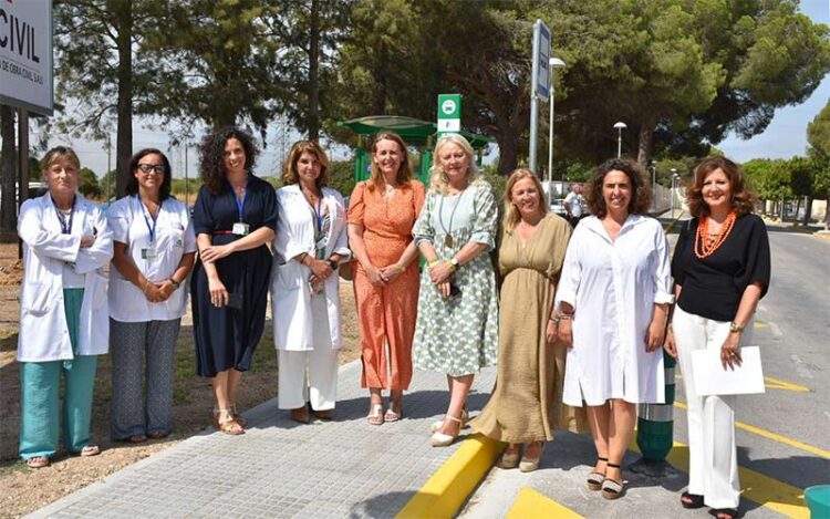 Políticos y profesionales médicos posando en la nueva parada / FOTO: Junta