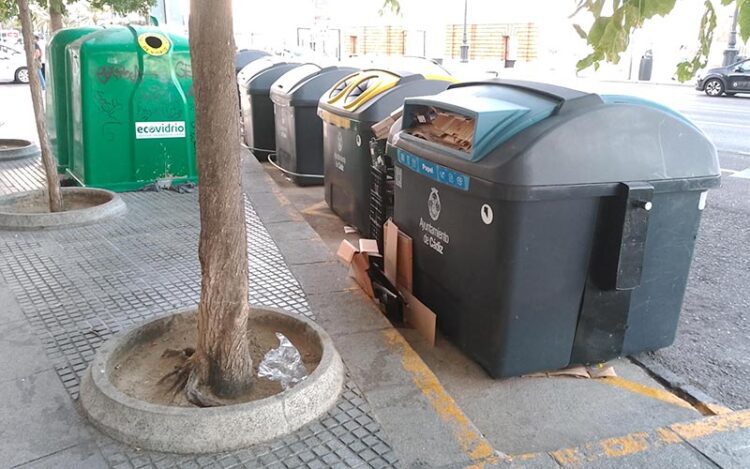 Isla de contenedores en la avenida del Puerto / FOTO: DBC