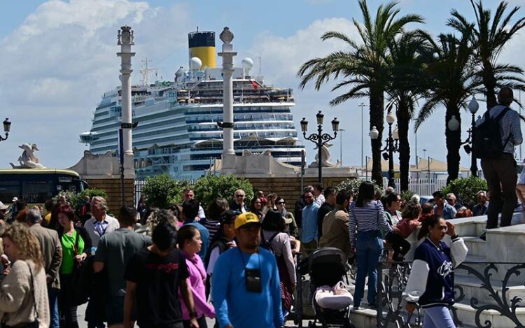 La plaza de San Juan de Dios atestada en una jornada de crucero / FOTO: Eulogio García