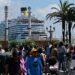 La plaza de San Juan de Dios atestada en una jornada de crucero / FOTO: Eulogio García