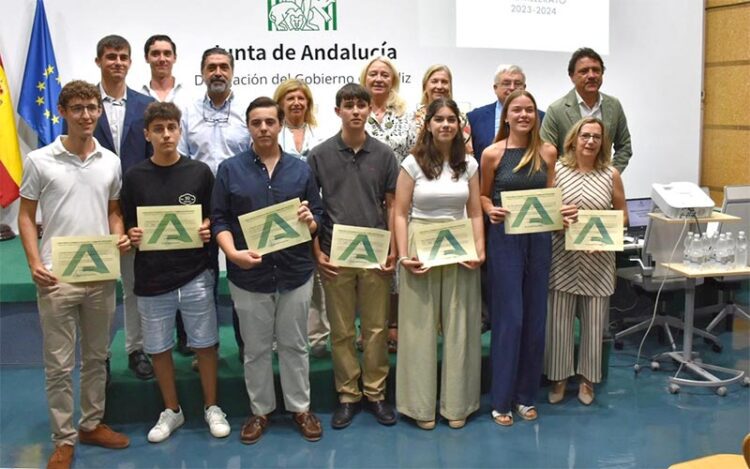 Foto de familia con los premiados / FOTO: Junta