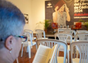 Leyendo en un descanso entre acto y acto / FOTO: José María Reyna - Ayto.