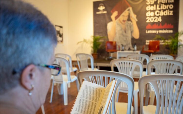 Leyendo en un descanso entre acto y acto / FOTO: José María Reyna - Ayto.