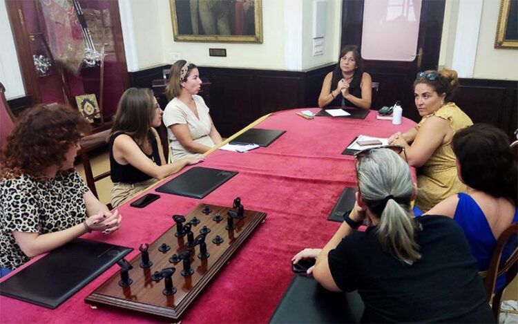 La concejala Fernández reunida con trabajadoras del servicio / FOTO: AIG