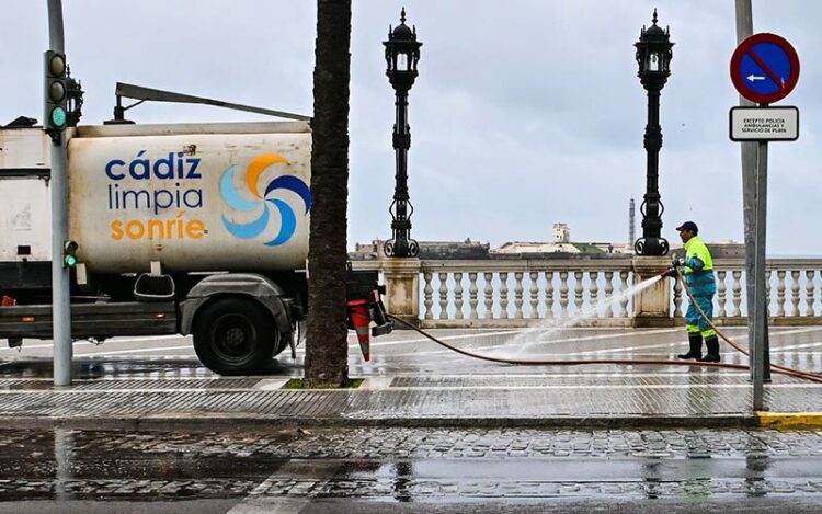 Baldeando en la zona de La Caleta / FOTO: Eulogio García