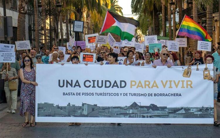 Cabecera de la marcha / FOTO: Las Tres Rosas