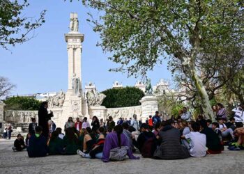 Actividad con escolares en el entorno del monumento a las Cortes / FOTO: Eulogio García