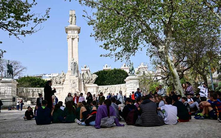 Actividad con escolares en el entorno del monumento a las Cortes / FOTO: Eulogio García