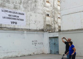 Nueva pancarta reivindicativa en la barriada / FOTO: Eulogio García