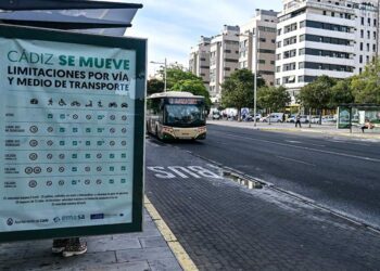 Esperando el bus urbano en la capital / FOTO: Eulogio García