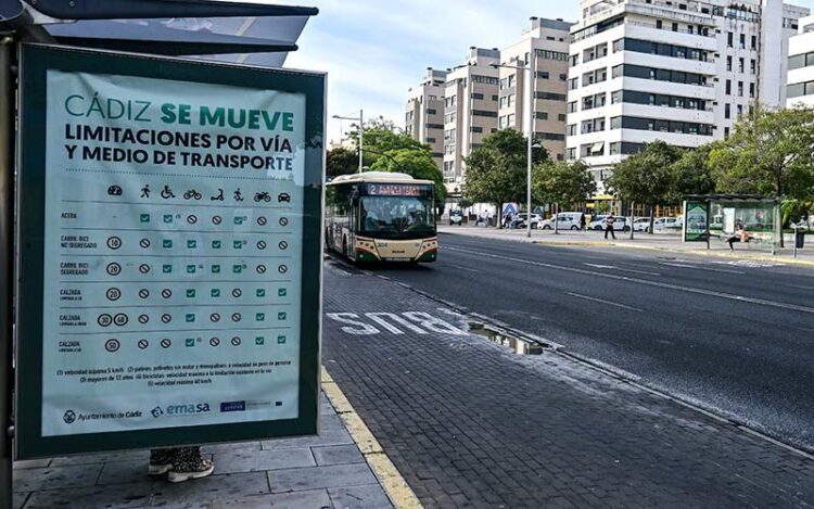 Esperando el bus urbano en la capital / FOTO: Eulogio García