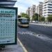 Esperando el bus urbano en la capital / FOTO: Eulogio García