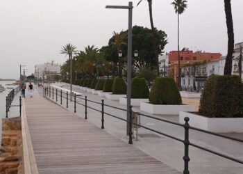 La zona verde del nuevo paseo fluvial si se mantiene cuidada / FOTO: DBC