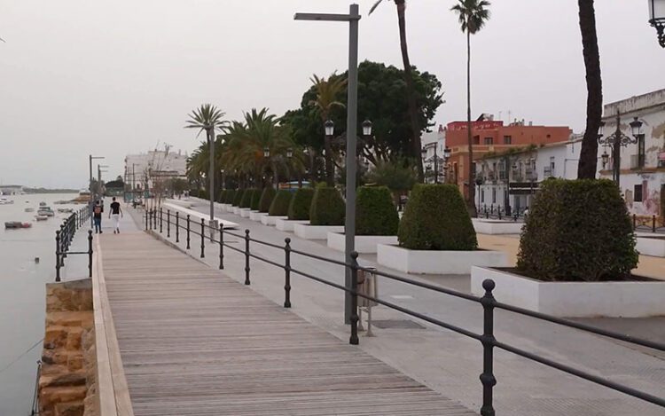 La zona verde del nuevo paseo fluvial si se mantiene cuidada / FOTO: DBC