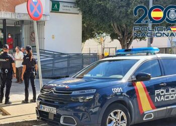 Patrulla policial en un centro de salud jerezano / FOTO: Policía Nacional