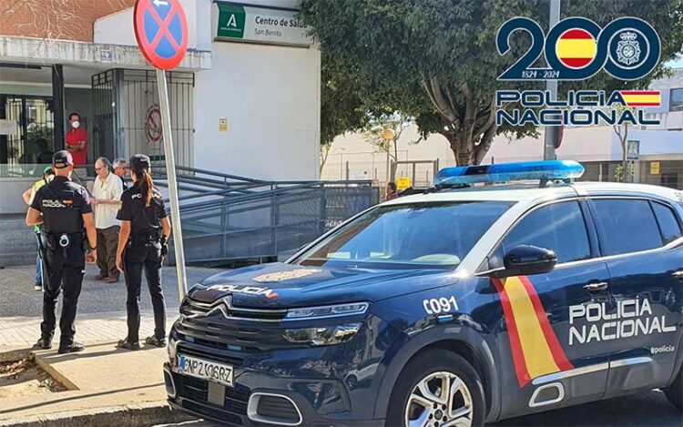 Patrulla policial en un centro de salud jerezano / FOTO: Policía Nacional