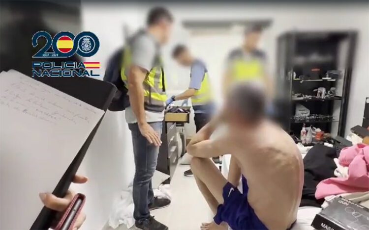 El detenido presente en el registro de su dormitorio / FOTO: Policía Nacional