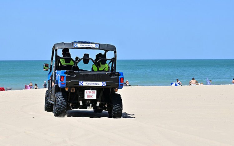 Ronda policial en uno de los quads / FOTO: Eulogio García