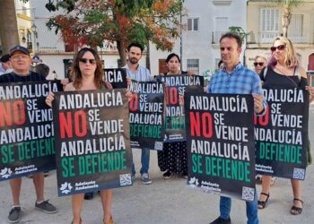 Posado de rigor con los carteles de la campaña / FOTO: Adelante Andalucía