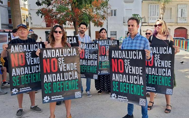 Posado de rigor con los carteles de la campaña / FOTO: Adelante Andalucía