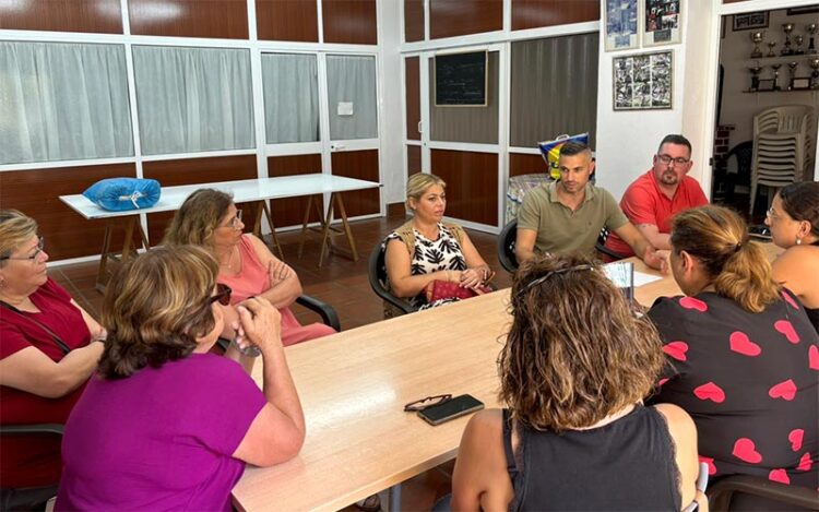 La directiva de la entidad vecinal reunida con miembros socialistas / FOTO: PSOE