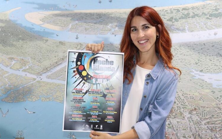 La concejala Ramírez con el cartel de la Noche Blanca / FOTO: Ayto.