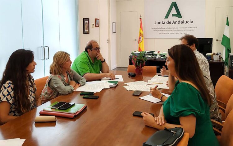 Reunidos en el despacho de la delegada territorial / FOTO: Junta