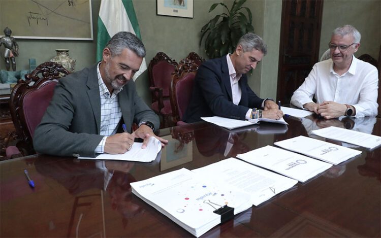 Escenificando la firma del nuevo contrato / FOTO: Ayto.