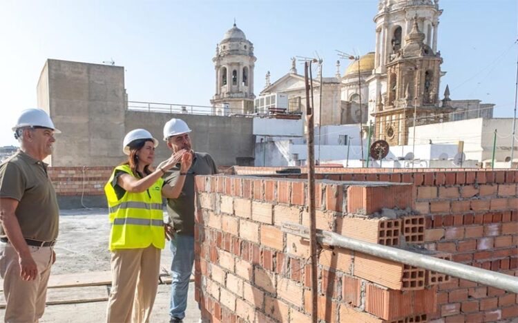 La edil de vivienda supervisa la actuación / FOTO: Ayto.