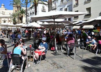 Terrazas a pleno rendimiento en el centro de Cádiz / FOTO: Eulogio García