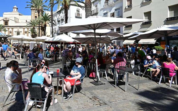 Terrazas a pleno rendimiento en el centro de Cádiz / FOTO: Eulogio García