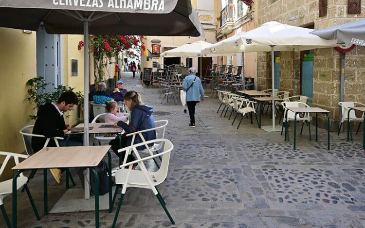 Terrazas en el Pópulo, en Cádiz / FOTO: Eulogio García