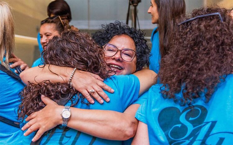 La alegría de trabajadoras presentes en el pleno / FOTO: Ayto.