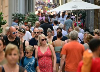 Turistas, cruceristas y algún vecino, en una calle del centro de Cádiz / FOTO: Eulogio García