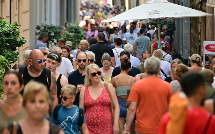 Turistas, cruceristas y algún vecino, en una calle del centro de Cádiz / FOTO: Eulogio García