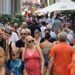 Turistas, cruceristas y algún vecino, en una calle del centro de Cádiz / FOTO: Eulogio García