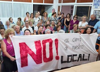 Vecinos de Fermesa en una reunión con la Flave / FOTO: Flave