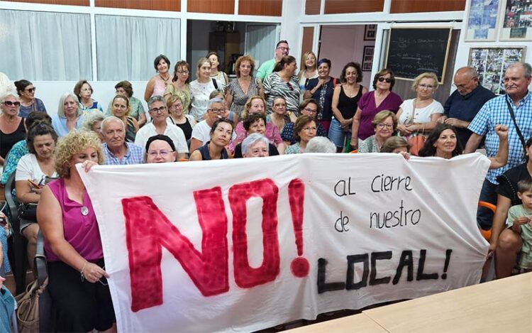 Vecinos de Fermesa en una reunión con la Flave / FOTO: Flave