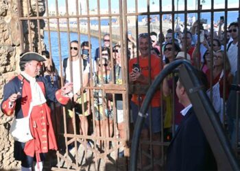 Ansias por entrar en el castillo / FOTO: Eulogio García