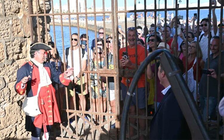 Ansias por entrar en el castillo / FOTO: Eulogio García