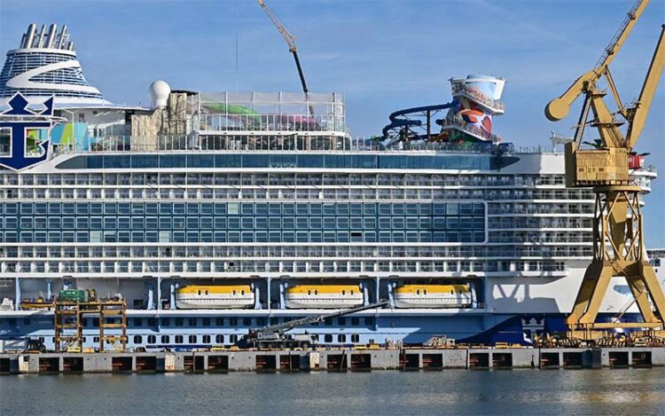 Otro barco de Royal Caribbean en el dique gaditano en 2023 / FOTO: Eulogio García